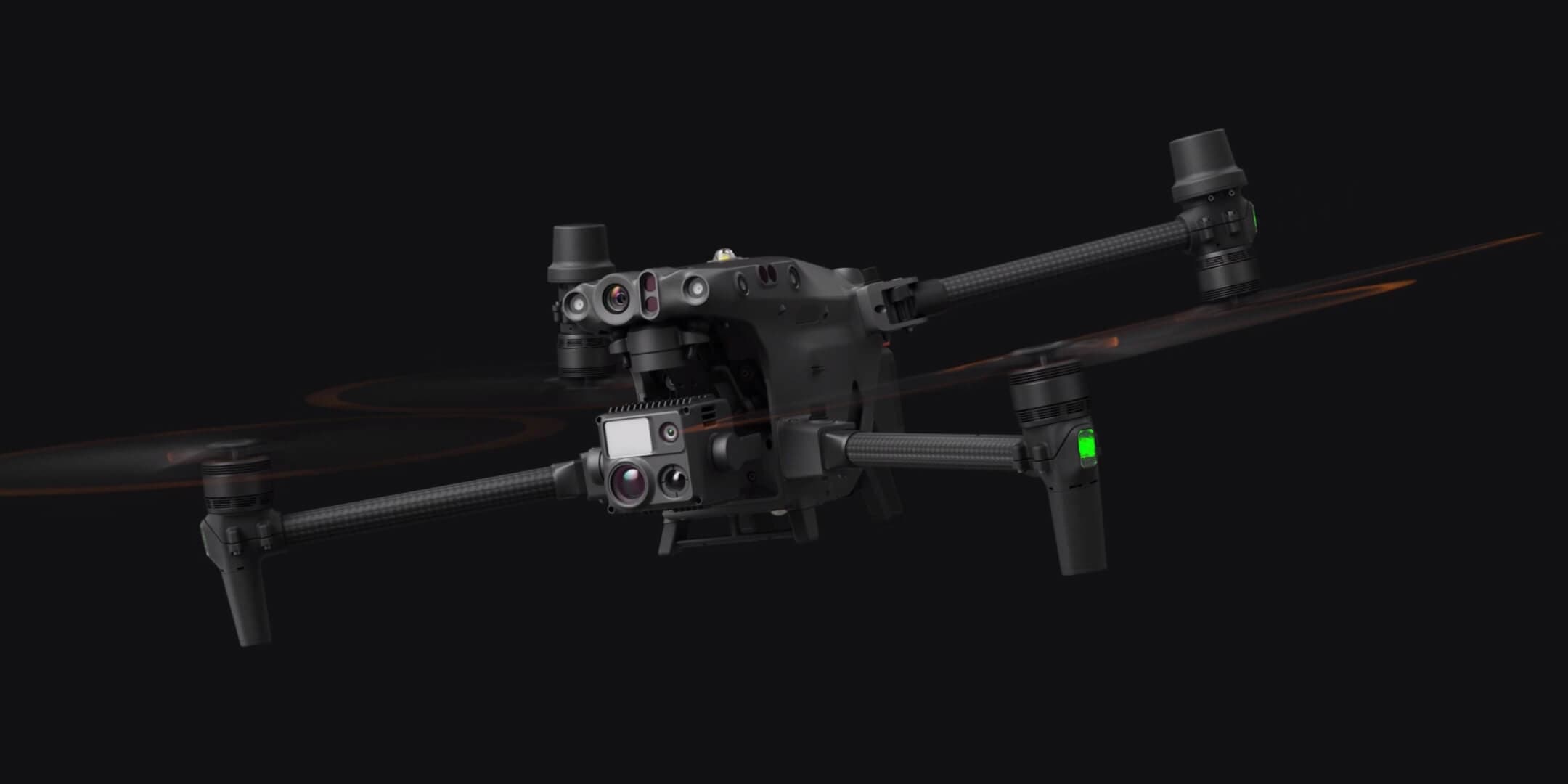 Bocni studijski profil Matrice 30T na crnoj pozadini, jasno se vidi M30T gimbal sa termalnom i zoom kamerom te laserskim daljinomjerom