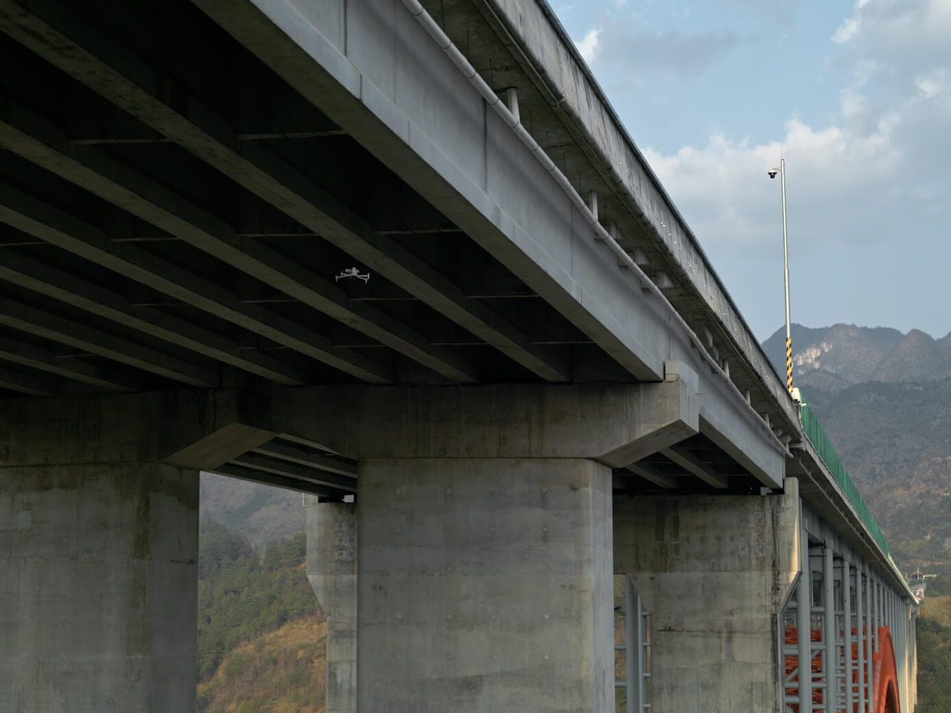 Pregled podgleda mosta, dron snima betonsku konstrukciju odozdo
