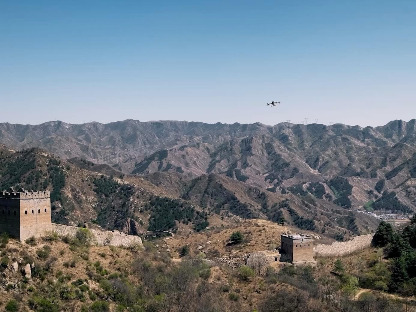 Dron iznad planinskog masiva, u dnu kadra kula na grebenu
