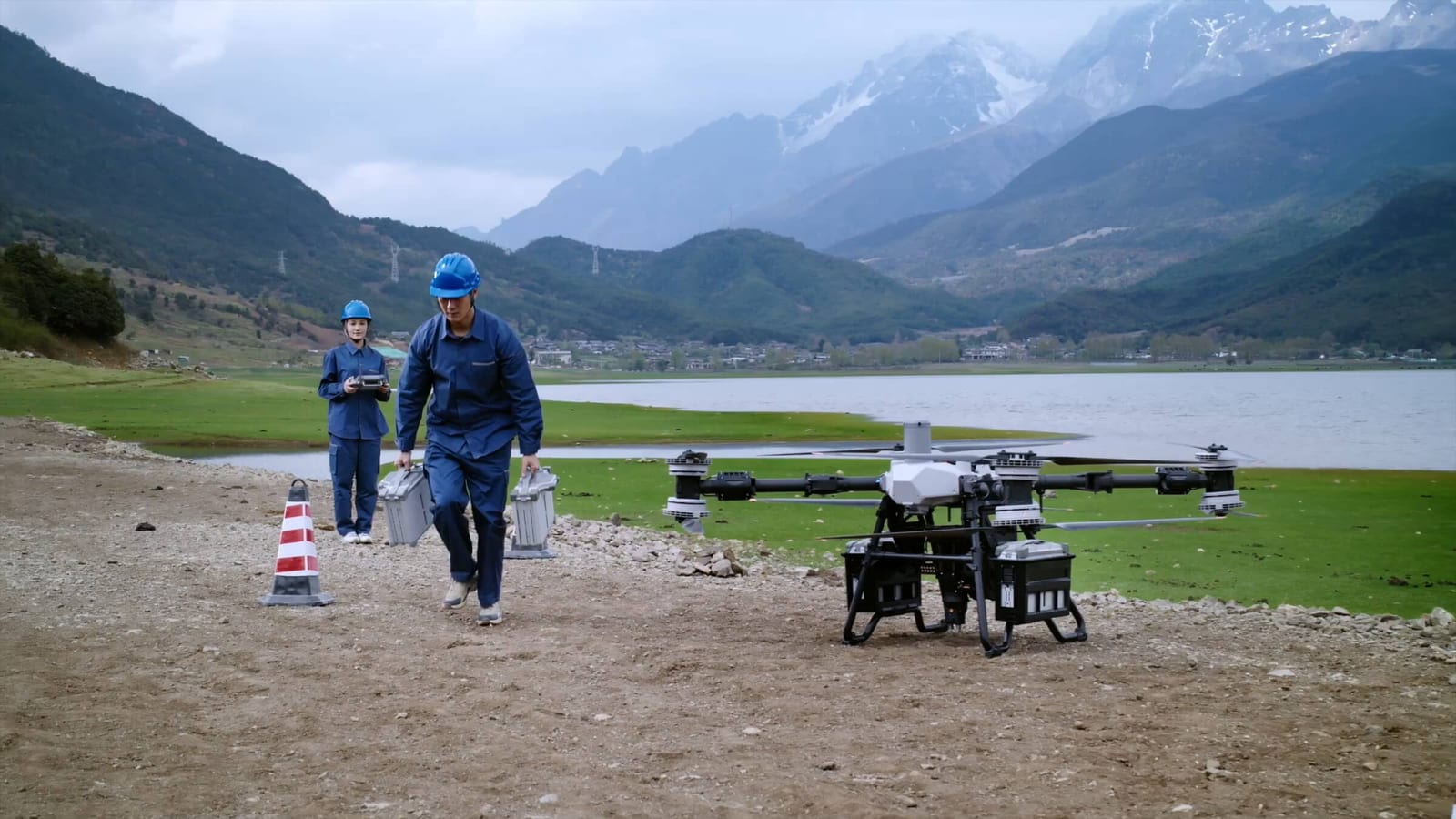 Priprema pred let. Dron ove veličine traži ravnu površinu, ograđenu zonu i više od jednog čovjeka.