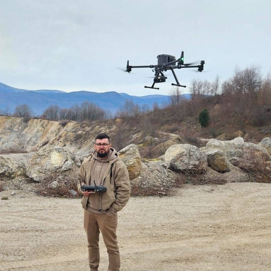 Zračni pregled poligona. Dron je u zraku prije nego što prvi čovjek stane na ivicu.