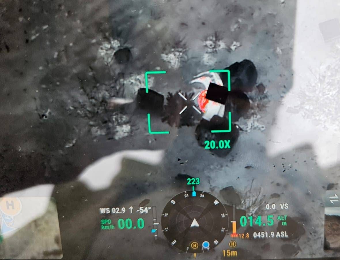 Kadar sa kontrolera: infracrveni kanal, zum 20 puta, visina 14,5 m, vjetar 2,9 m/s. Osoba pod stijenom je jedina topla tačka u kadru.