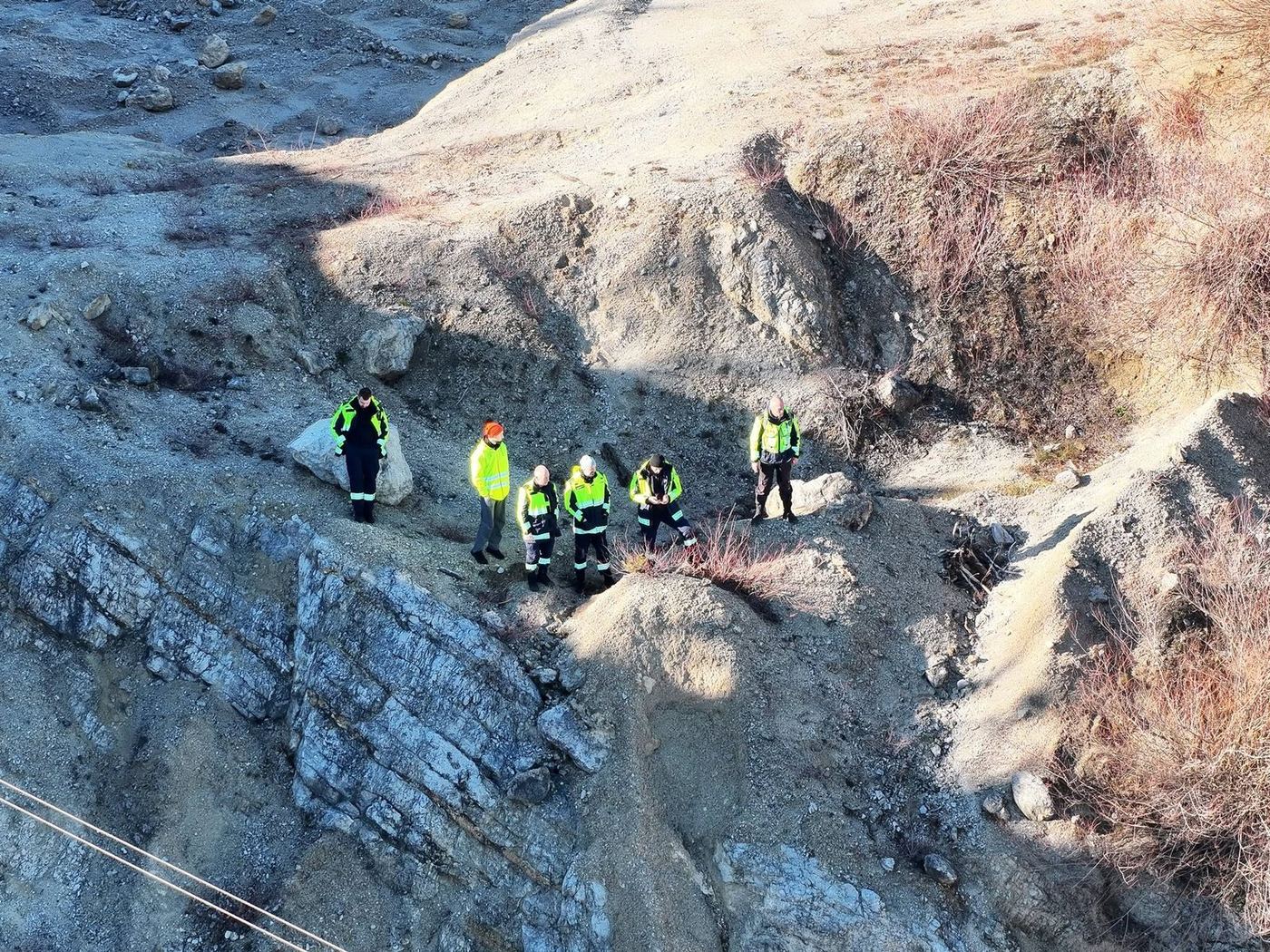 Tim na donjoj polici kamenoloma, snimljen dronom tokom procjene pristupa.